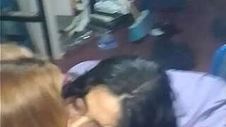 Las amigas se besan y las  pongo en cuatro