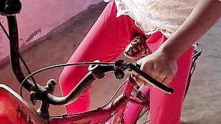 Circle par baiti hu howdy bhabhi ko devar ne pain se choda