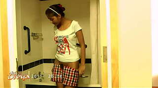 indian pornstar divya in nature's garb exposing her bigtits in shower