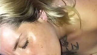 Rubia blanca disfruta mucho del sexo
